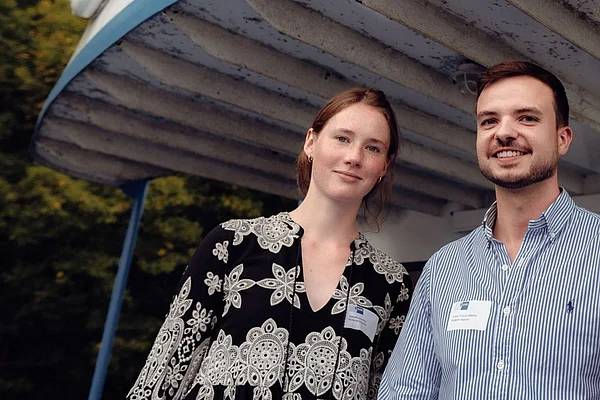 Foto von einer jungen Frau und einem jungen Mann.