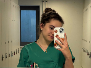 Poträt von Julia Landherr in medizinischer Arbeitskleidung.