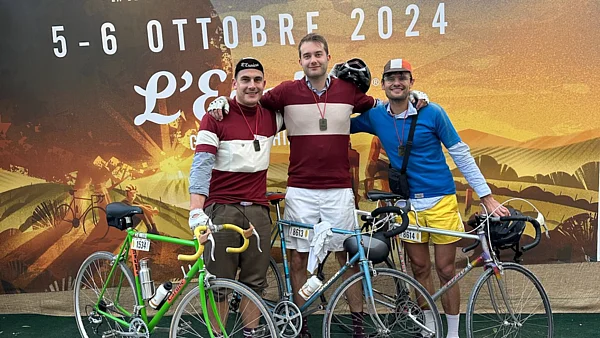 Frederic von Bernstorff mit Freunden nach einem Radrennen in der Toskana 2024