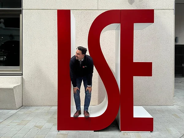 Marlon steht in großen roten LSE-Buchstaben.