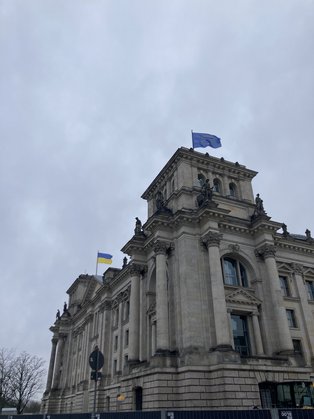 Bundestag mit Ukraine-Flagge (Foto:Privat)
