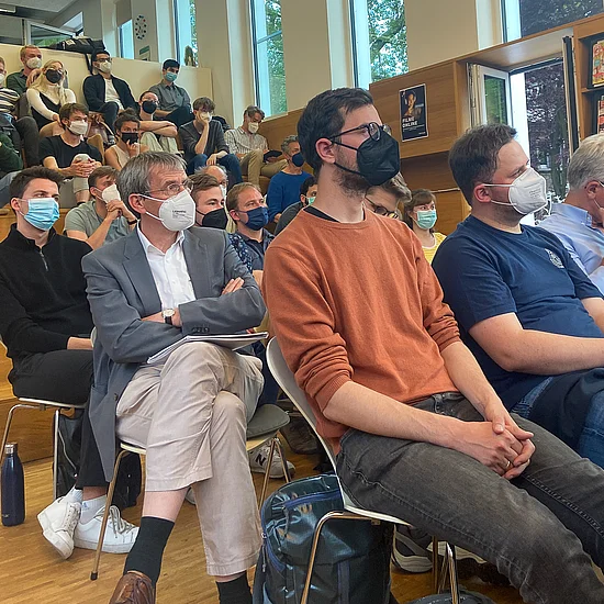 Das Publikum lauscht der Diskussion