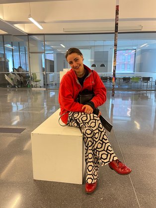 Cara Wegerer sitzt auf einem Würfel.