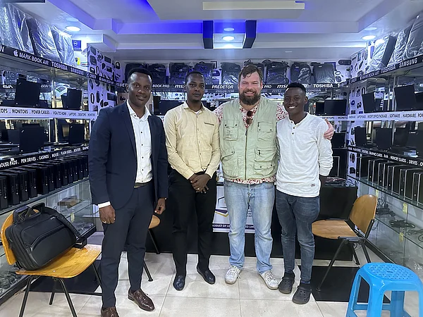 Alumnus Alexander Ritter und Mitarbeiter (Foto: privat)