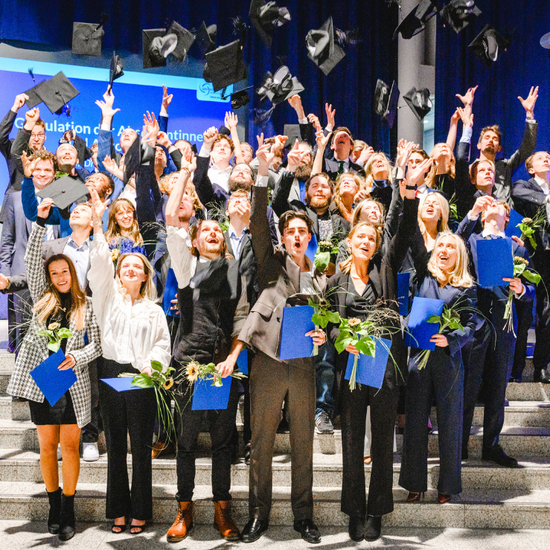 Zwei Absolvent:innen blicken zurück