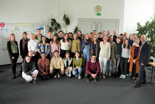Gruppenbild in einem Seminarraum.
