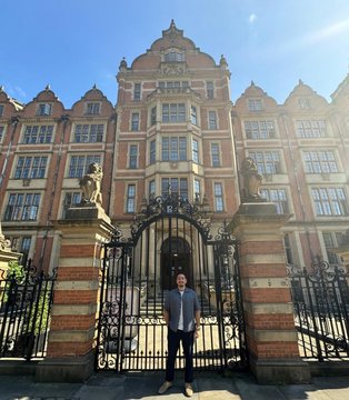 Die Zeit an der LSE war für Marlon ebenso fordernd wie prägend. (Foto: privat) Marlon vor dem Sir Arthur Lewis Building.