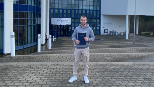 Alumnus Fabian Schmidt kehrt als jüngster Gastdozent an die UW/H zurück (Foto: privat) Alumnus Fabian Schmidt vor der UW/H