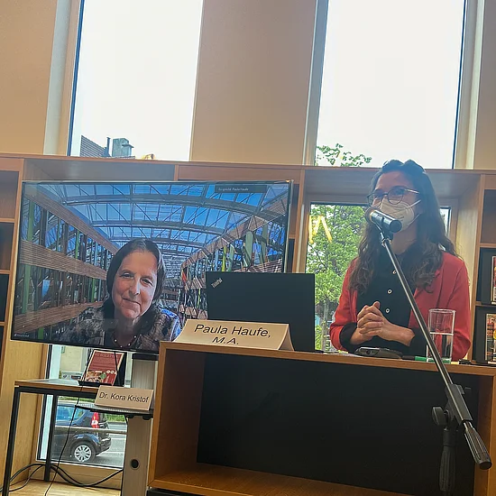 Kora Kristof mit Paula Haufe