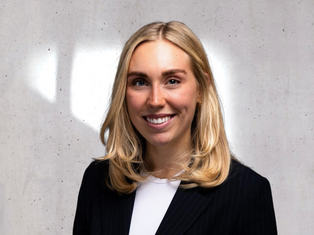 UW/H-Alumna Lena Jakobi hat sowohl Management als auch Wirtschaft, Politik und Recht studiert. (Foto: Privat) Porträt von Lena Jakobi.