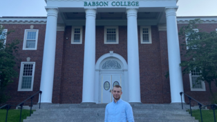 Während des Master-Studiums am Babson College hat Fabian Schmidt das Start-up "Trink Das! gegründet (Foto: privat) Fabian Schmidt vor dem Babson College