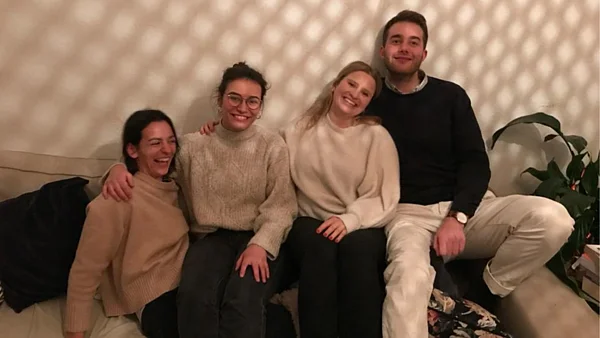 Frederic sitzt mit seiner WG auf dem Sofa