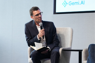 Auf dem Global AI Summit in New York hat Ben ein Panel moderiert. (Foto: privat) Ein Student spricht in ein Mikrofon.