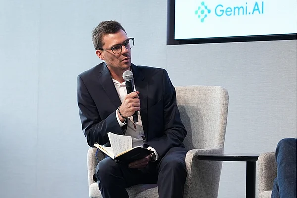 Ein Student spricht in ein Mikrofon.