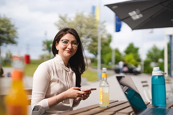 Studentin am Campus der Uni Witten/Herdecke. (Foto: Johannes Buldmann)