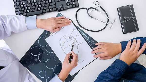 Arzt erklärt einem Patienten die Untersuchungsergebnisse