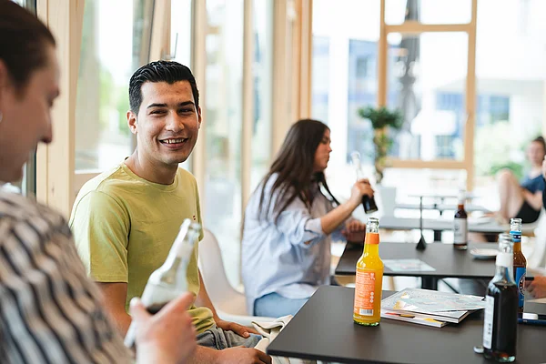 Studierende im Campus-Café der Uni Witten/Herdecke. (Foto: Johannes Buldmann)