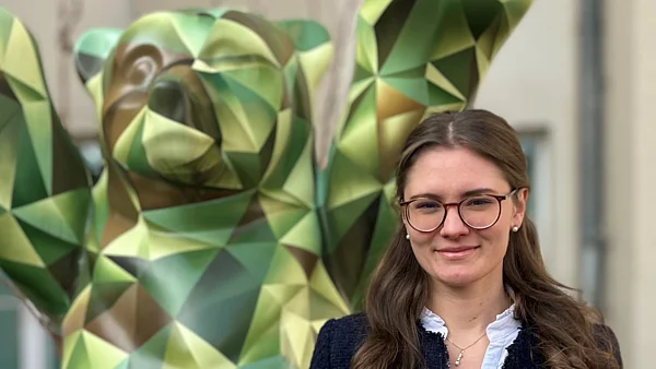 Frederike Westphalen vor dem Berliner Bären in Bundeswehr-Farben