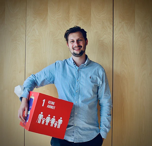 Lukas Lentzler präsentiert das erste der 17 Social Development Goals der Vereinten Nationen „Keine Armut“ (Foto: privat)
