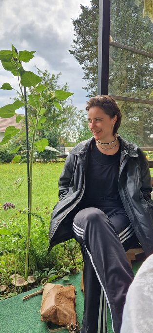 Porträtbild von Cara Wegerer im Grünen.