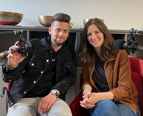 Benjamin Paul und Silvia Antoine bei der Aufnahme ihres Podcasts