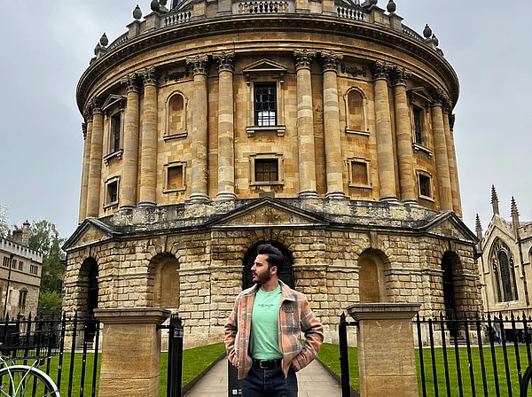 Sami Barkal vor einem Universitätsgebäude in Oxford.