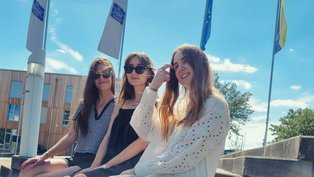 Polina, Yuliia and Sofiia next to the UW/H flags | Photo: Katrin Schubert (UW/H) 