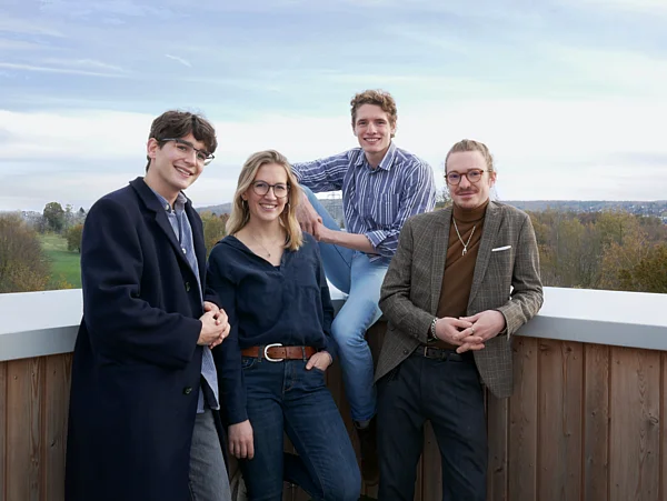 Das Foto zeigt das Organisationsteam des FUK 2022: v.li: Florens de Wyl (Psychologie B.Sc.), Anika Sprakel (Studentin Strategy & Organization M.A.), Salomon Heß (Psychologie B.Sc.), Leron von Lupin (Philosophie, Politik und Ökonomik B.A.) 