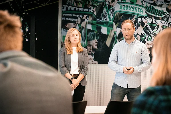 Studierende präsentieren ihre Arbeitsergebnisse im Gladbacher Stadion. (Foto: Linda Lösser)