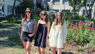 Polina, Yuliia and Sofiia im Garten der UW/H | Photo: Katrin Schubert (UW/H) 