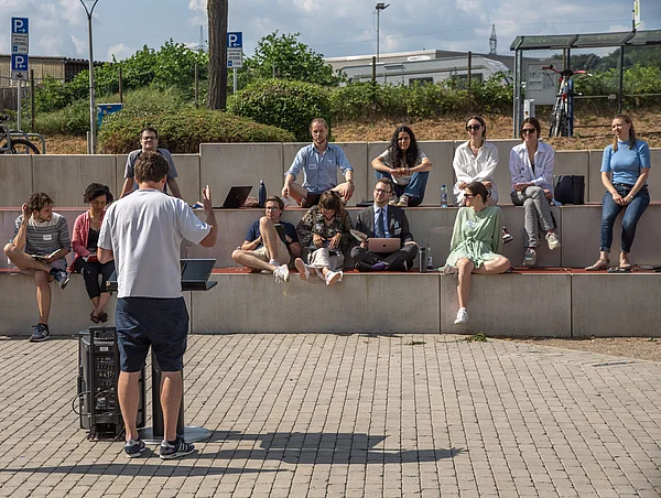 Zu Beginn des Seminars entflammte eine lebhafte Debatte über die Rolle von Unternehmen in sozialen und politischen Diskursen
