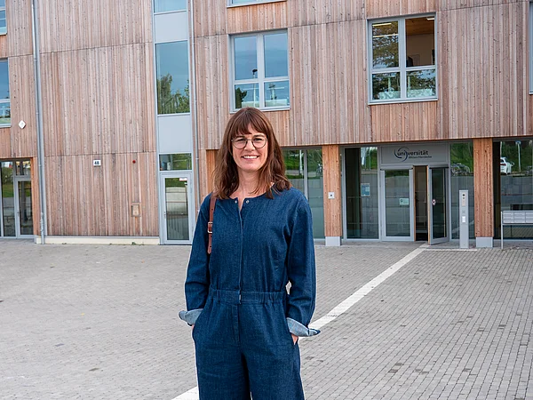 Das Foto zeigt Simone Schiller-Merkens vor dem Gebäude der Uni Witten/Herdecke
